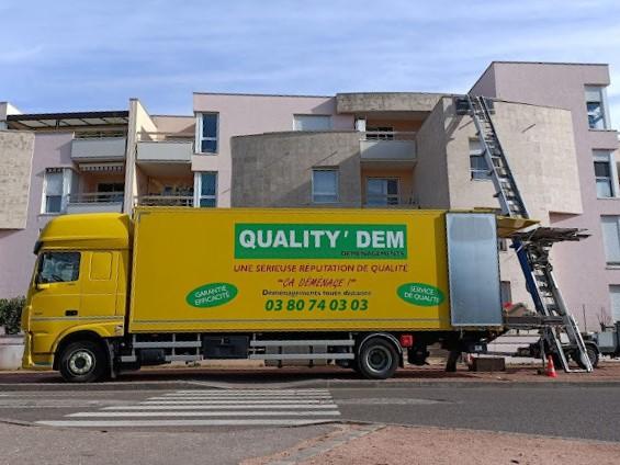 camion Quality'Dem : monte-meuble déployé