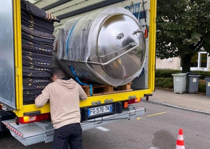 camion Quality'Dem chargé avec matériel professionnel