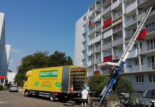 camion Quality'Dem : monte-meuble déployé