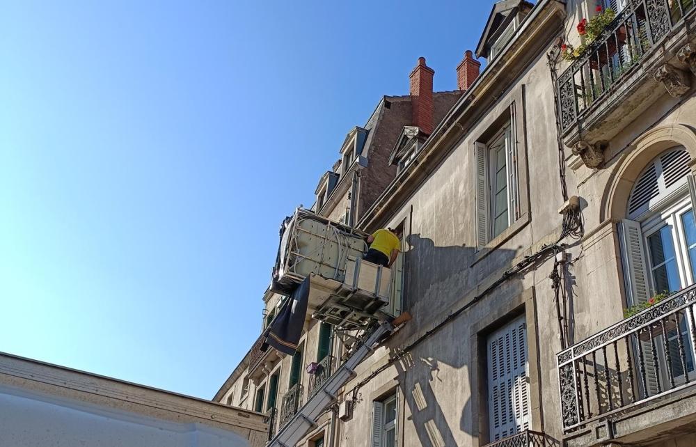 monte-meuble déployé et chargé